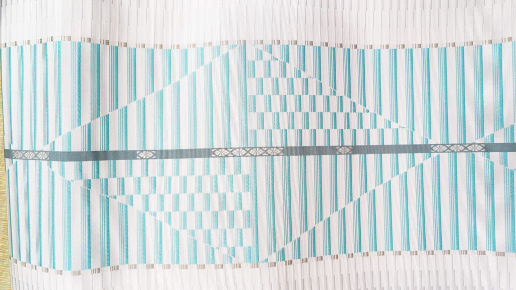 Obi (A belt for Japanese kimono) in white and green. 緑と白の博多織帯。